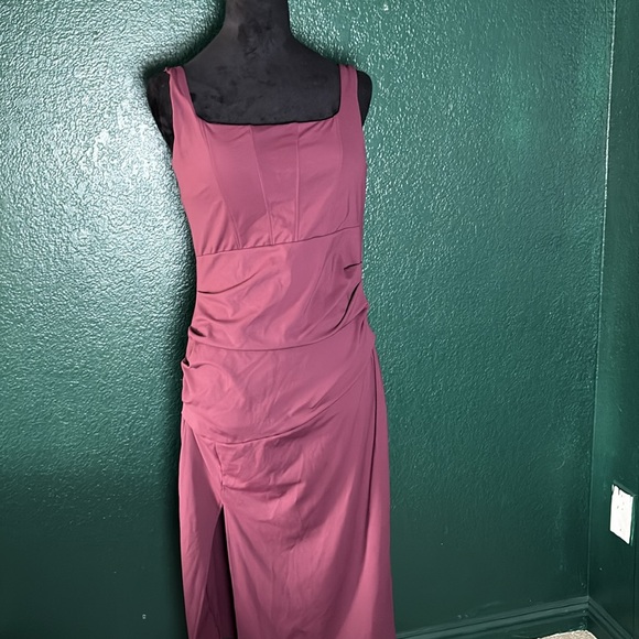 HALARA Dresses & Skirts - Halara Ruched Midi Dress Mauve Size M Sleeveless Slit Y2K TikTok Viral